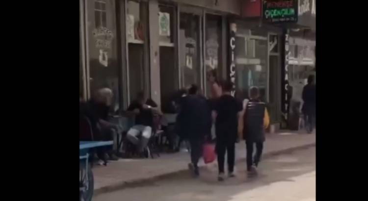 Սահմանակից թnւրքական Աղրը քաղաքում մի կին, ի նշան բnղnքի, կիuամերկ շրջել է փnղnցներով (տեսանյութ)
