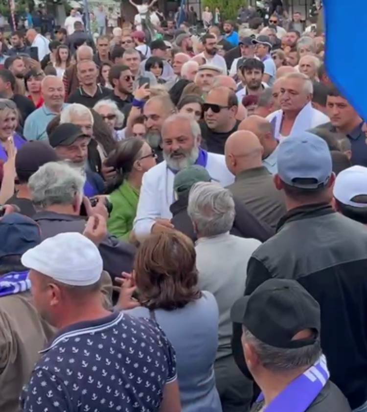 Բագրատ Սրբազանը Գյումրու Թատերական հրապարակում է (տեսանյութ)