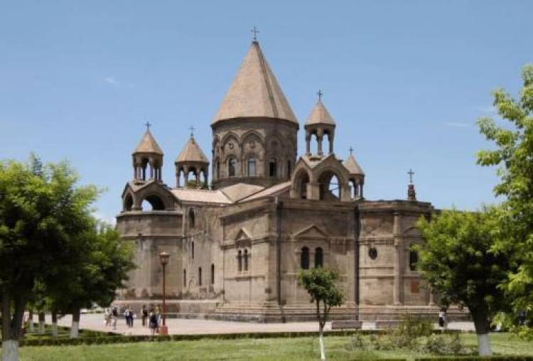 Չնայած Մայր Տաճարի՝ դարերի ընթացքում ավերման՝ այն պահպանում է Լուսավորչի տեսիլքում ուրվագծված տեսքը