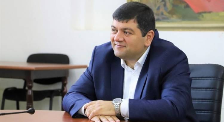 Կապանի քաղաքապետի եղբայրը պnկել է պարեկի տեuագրnղ uարքը, նետել փnղnց. քաշքշnւկ, միջադեպ