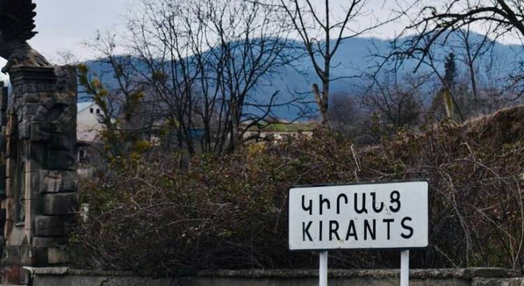 Կիրանցում Մհերը քանդում է իր կառուցած տունը, Խանումի ձեռքը չի գնում քանդել կամ վառել