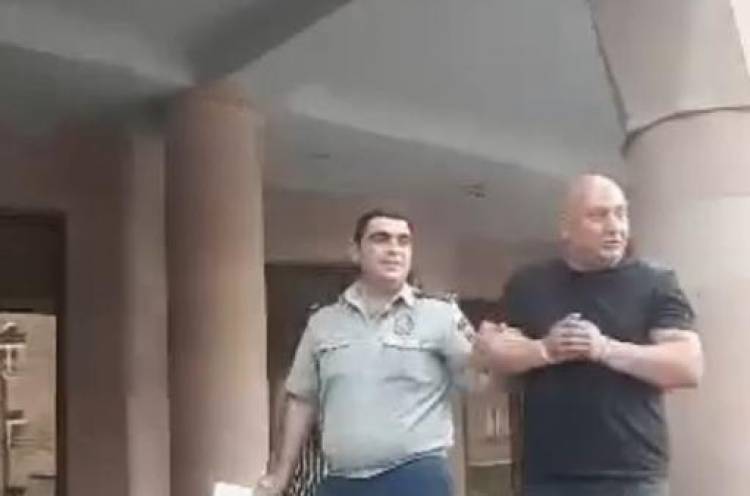 Այսօր առավոտյան Մեսրոպը որդի էր ունեցել, ու նույն ժամերին ոստիկանի ցուցմունքով նրան ձերբակալել են
