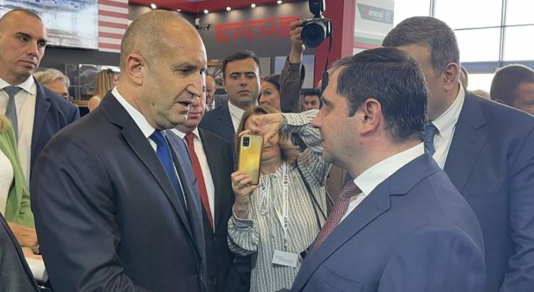 Սուրեն Պապիկյանը կարճատև զրույց է ունեցել Բուլղարիայի նախագահ Ռումեն Ռադևի հետ