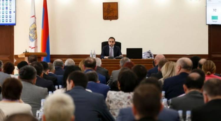 18 հարցից 17-ը՝ չզեկուցվող․ Երևանին ավագանին կառավարությունից «խոնավություն է» քաշել