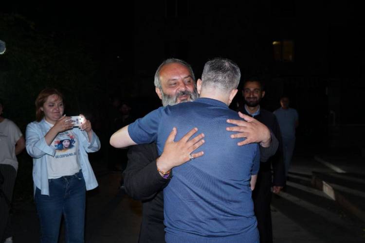 Բագրատ սրբազանն իր մեքենան նվիրեց Արցախի նախագահ Սամվել Շահրամանյանին