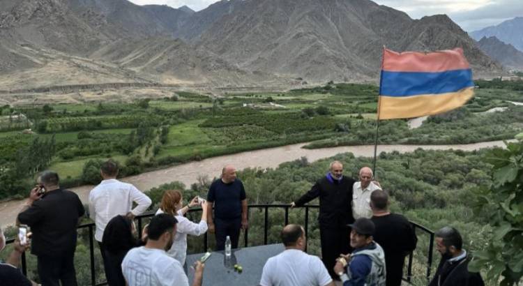 Ում տանն է հյուրընկալվել Բագրատ սրբազանը. «Հրապարակ»