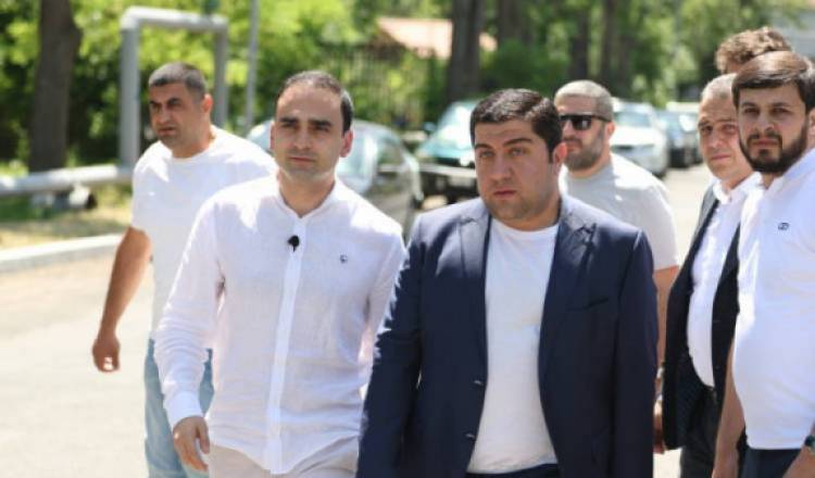 Փաշինյանը Ավինյանի վախն է բռնում․ «Հրապարակ»