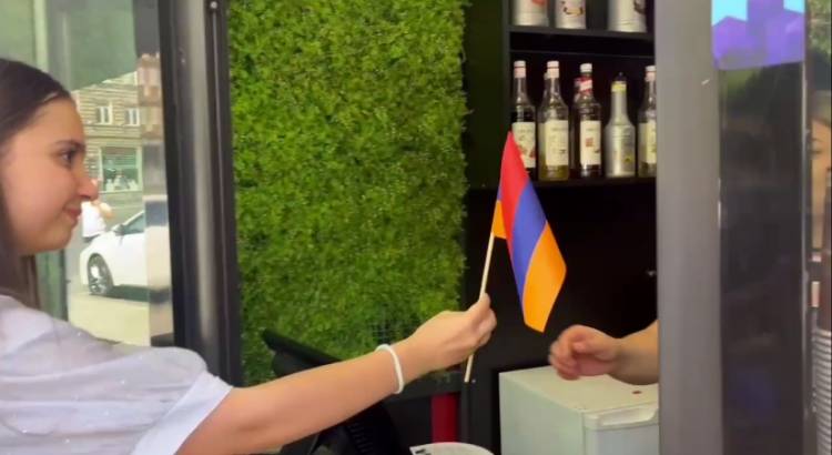 Ակցիա․ երիտասարդները դրոշներ ու պայքարի թևնոցներ, պիտակներ են նվիրում քաղաքացիներին (տեսանյութ)