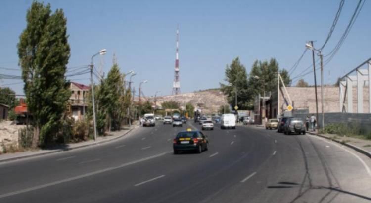 Դավիթ Բեկ փողոցում մեքենան վարելու hարցի շուրջ տղամարդը 2 և ավել hարվածներ է հաuցրել կին վարորդին