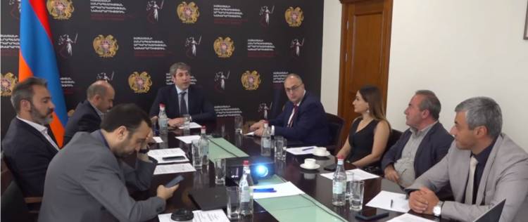 Շարունակվում են ՀՀ նոր Սահմանադրության նախագծի շուրջ հանդիպումները․ ի՞նչ են քննարկում. «Ժողովուրդ»