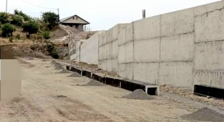 Չենք ասում՝ «վա՜յ, ինչ լավ ա, մի քանի մետր էն կողմ Ադրբեջանն ա»․ Կիրանցի «սահմանին» ամենամոտ տան բնակիչները հեռացել են