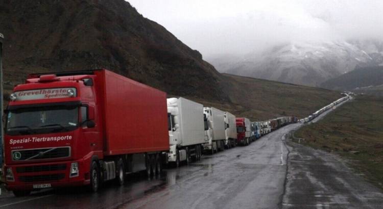 Լարսում 3000 բեռանատար է կանգնած, որից 800–ն է հայկական․ ո՞րն է պատճառը