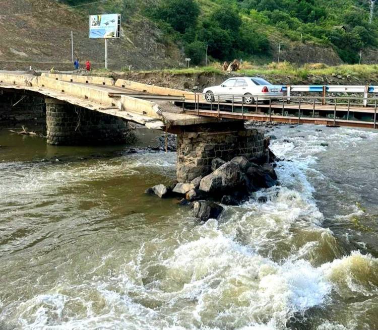 Ջրհեղեղից հետո Քարկոփում պտղատու ծառերը չորանում են․ գյուղում անցուդարձը կազմակերպում են ժամանակավոր հետիոտնային կամրջով