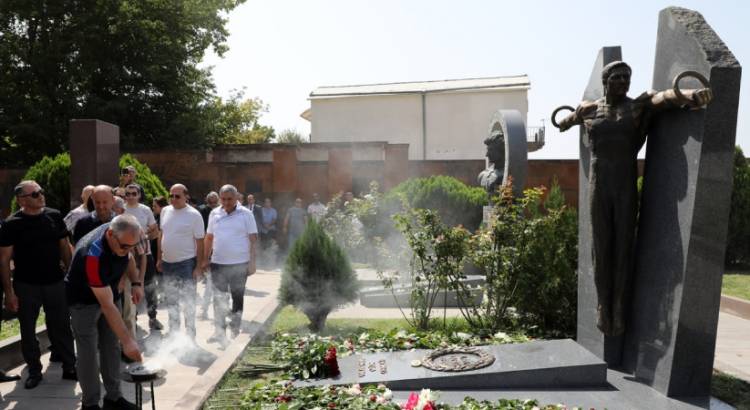 «Oղակների արքա» Ալբերտ Ազարյանի բրոնզաձույլ արձանի բացման արարողությունը (լուսանկարներ)