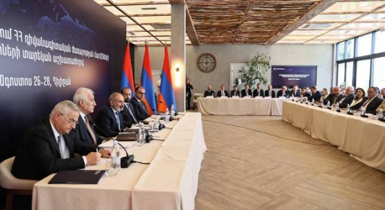 Դեսպաններից ոմանք քծնել են Փաշինյանին. «Հրապարակ»