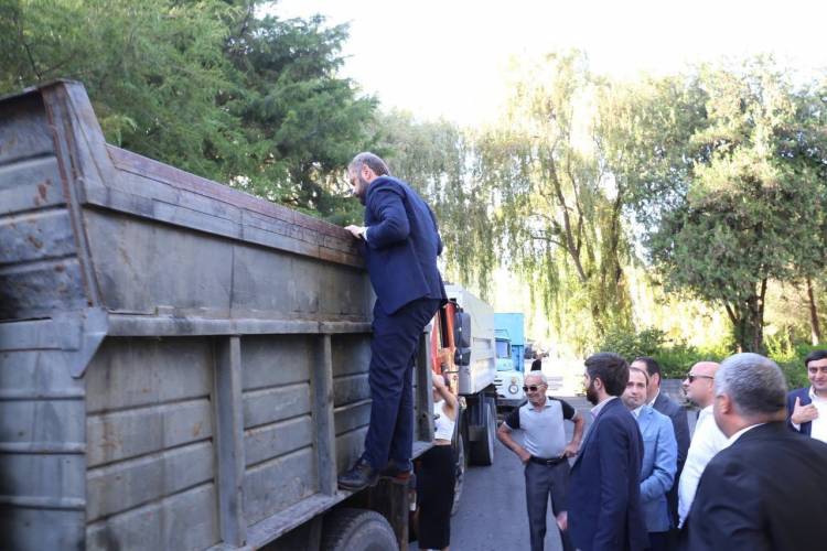 Պապոյանը այցելել է Արմավիրի մարզ՝ խաղողի մթերումների ընթացքին հետևելու