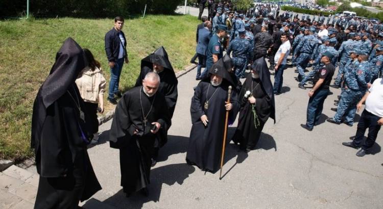 Ցավում եմ, որ մշտապես եկեղեցու կողքին կանգնած գործիչները վախեցնում են եկեղեցուն նույնքան, որքան իշխանությանը