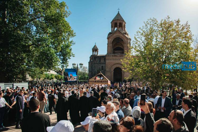 Ձեռամբ Ամենայն Հայոց Կաթողիկոսի վերաօծվեց Մայր տաճարը. մանրամասն MediaHub-ի լուսանկարներում