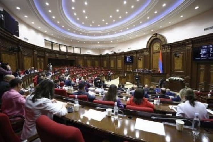 Պատգամավորները չեն միջամտել Ալեն Սիմոնյանի եւ լրագրողի միջև միջադեպին․ «Փաստ»