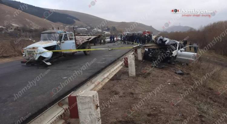 Ճամբարակում բախվել են «Mercedes»-ն ու «ԳԱԶ 52» բեռնատարը, 1 մարդ մաhացել է․ Shamshyan