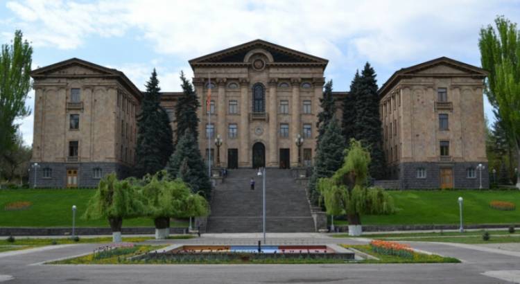 Քաղաքացին ԱԺ շենքի մոտ սպառնացել է բենզինը լցնել վրան ու պտուտակահանը մտցնել կոկորդը