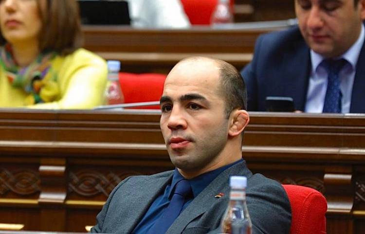 Մի երկրում, որտեղ sms-ով պաշտոնյա են հանում, Պապիկյանի, Գիլոյանի կամ Ժաննայի կարծի՞քն են հարցնելու