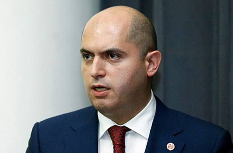 Թեպետ «տնային կալանքի» մեջ «տնային» բառը քաղցր է, բայց «կալանք» երևույթը մնում է նույնքան անարդար