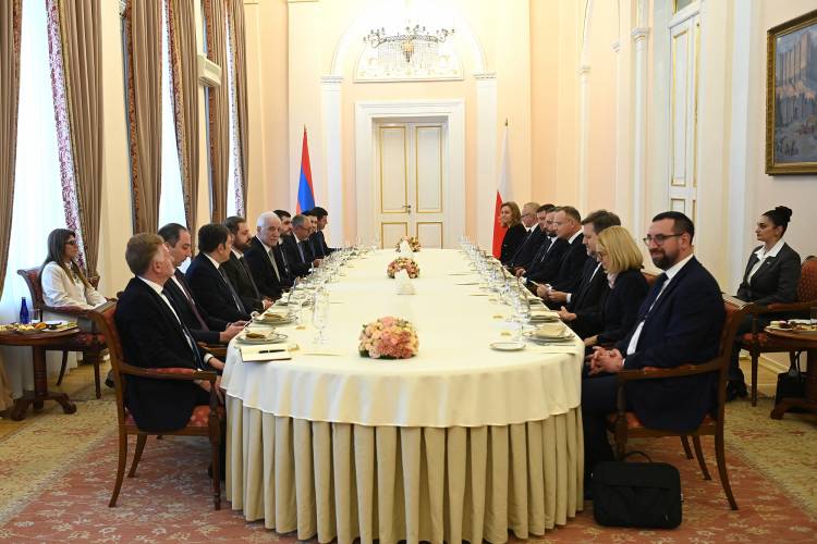 Ի պատիվ Լեհաստանի նախագահ Անջեյ Դուդայի՝ Վահագն Խաչատուրյանի անունից տրվել է պաշտոնական ճաշ