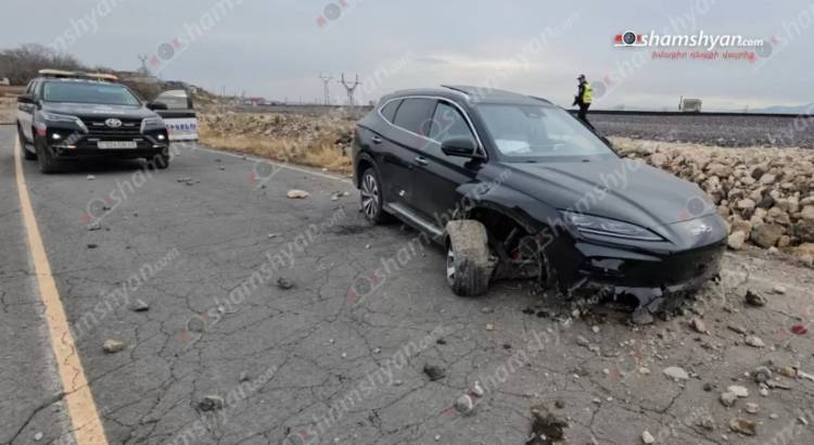 Էլեկտրական «BYD» մեքենան բախվել է բետոնե արգելապատնեշին, ապա քարերին. Shamshyan