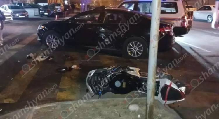 Երևանում բախվել են «Ford»-ն ու «Hayasa» մոտոցիկլը, մոտոցիկլավարը և ուղևորը տեղափոխվել են հիվանդանոց. Shamshyan