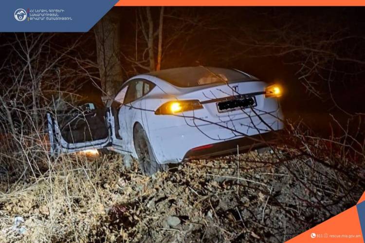 Երևան-Դիլիջան ճանապարհին «TESLA»-ն դուրս է եկել երթևեկելի հատվածից, սահել դեպի ձորը և բախվել ծառին