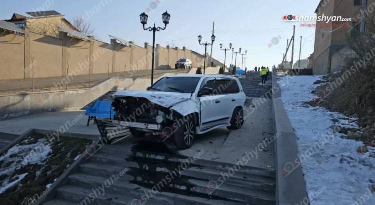 «Toyota»-ն հայտնվել է «Աբովյանի կասկադ»-ում՝ կոտրելով նստարաններ, աղբամաններ, լուսատուներ․ Shamshyan