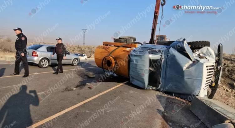 Դիզվառելիքով «GAZ 53» բեռնատարը բախվել է բետոնե արգելապատնեշներին և կողաշրջվել. Shamshyan