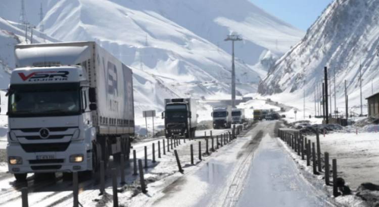 Երթևեկությունը միայն ձնահոսքի թունելներով․ ինչ վիճակ է Լարսի ճանապարհին