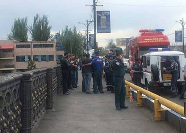 Քաղաքացին ցանկանում է ինքնասպանություն գործել՝ նետվելով Կիևյան կամրջից
