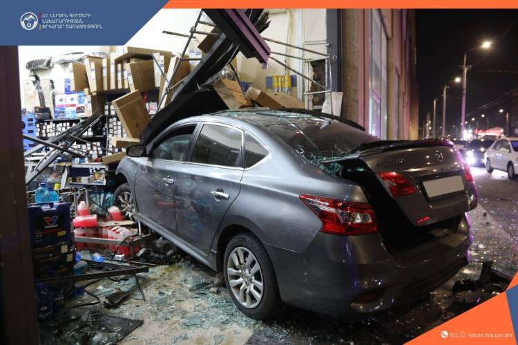 Սեբաստիա փողոցում բախվել են «Lada»-ն ու «Nissan»-ը. վերջինս էլ մխրճվել է խանութի մեջ. Կան վիրավորներ
