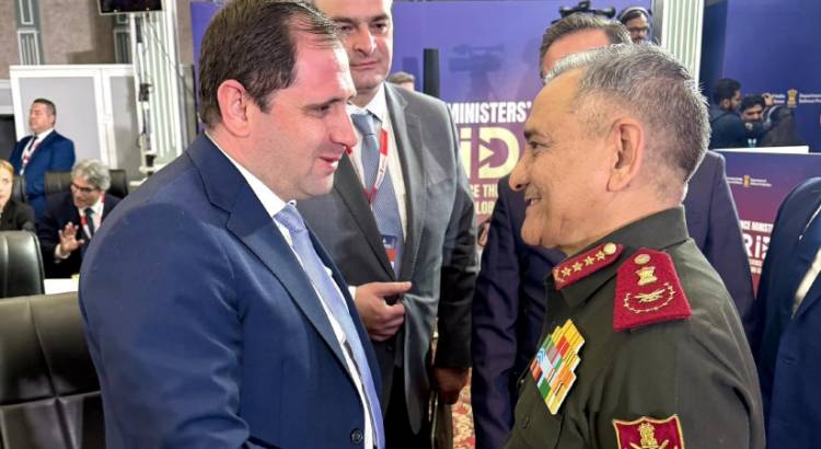 Պապիկյանը կարճատև զրույց է ունեցել Հնդկաստանի զինված ուժերի գլխավոր շտաբի պետ, գեներալ Անիլ Չաուհանի հետ