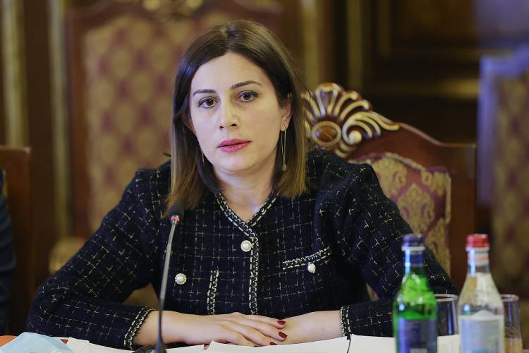 Անահիտ Ավանեսյանը փաթեթը ձեռքին կգնա ՔՊ-ականների մոտ․ «Հրապարակ»