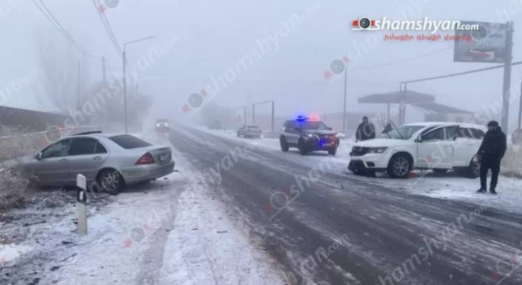 Բախվել են «Mercedes» ու «Dodge», ինչից հետո «Kia» է բախվել արդեն վթարված «Dodge»-ին, վիրավnր կա․ Shamshyan