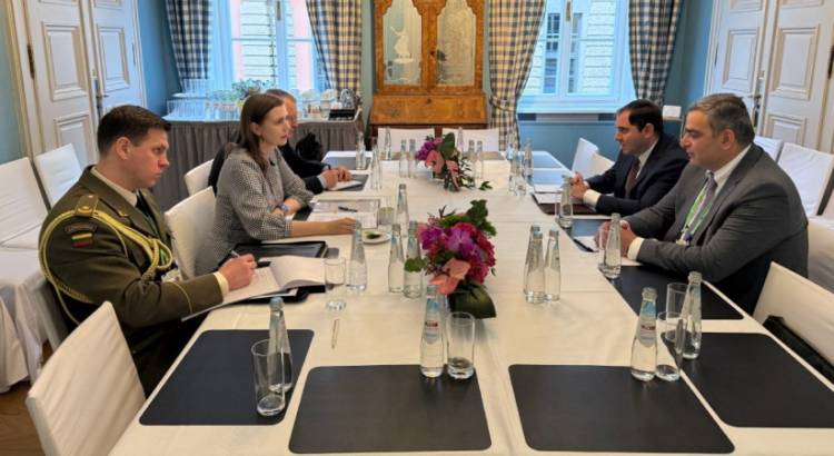 Պապիկյանը հանդիպել է Լիտվայի ազգային պաշտպանության նախարար Դովիլե Սակալիենեի հետ