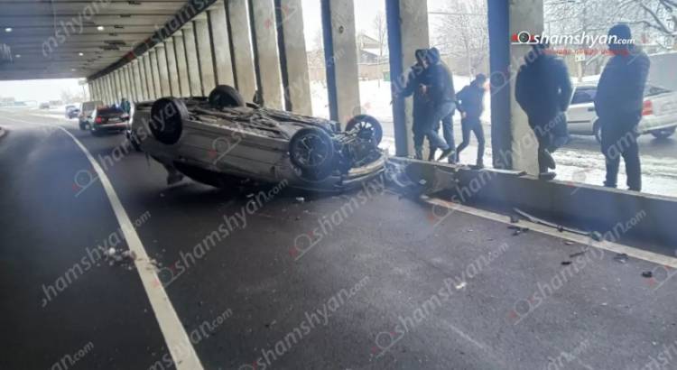 Արմավիր-Էջմիածին ճանապարհի թունելում «BMW»-ն բախվել է արգելապատնեշներին ու շրջվել․ Shamshyan