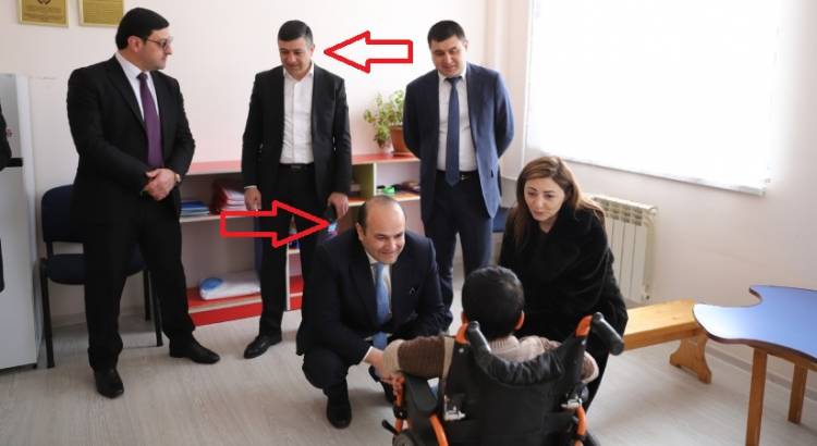 Յուրաքանչյուր պաշտոնյա ունի դիմակ, որը ընտրական գործընթացի իր մշտական ուղեկիցն է
