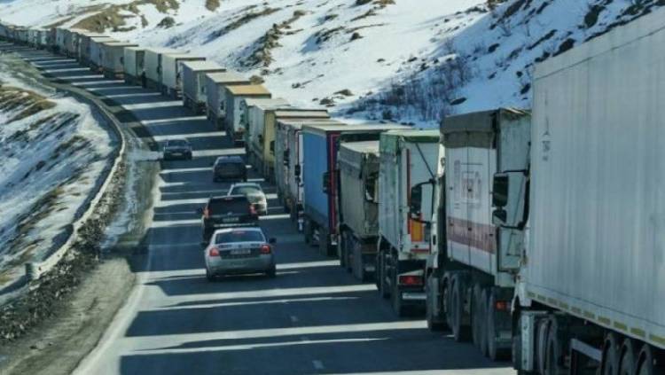 Մոտ 4000 բեռնատար է սպասում Վերին Լարսի անցակետով անցնելուն