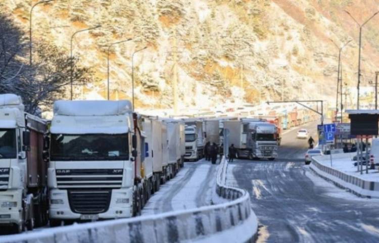 Վերին Լարսի անցակետում հարյուրավոր բեռնատարներ են կուտակվել