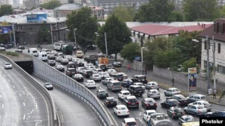Երևանը կաթվածահար է. գրեթե 10 բալանոց խցանում է (լուսանկար)