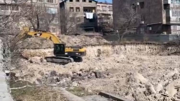 Ոստիկանները բերման են ենթարկել այգու տարածքում բազմահարկ շենք կառուցելու դեմ բողոքող քաղաքացիներին