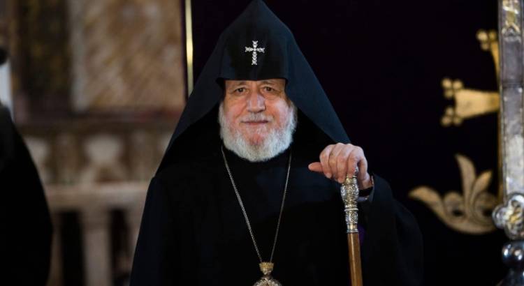 Աղոթք ենք բարձրացնում առ Փրկիչ մեր Տերը, որ օրհնի ձեզ, սիրելի տիկնայք և օրիորդներ. Կաթողիկոս
