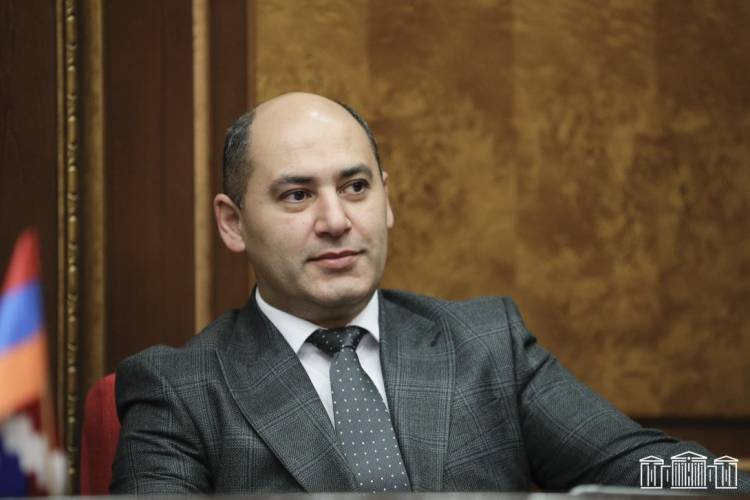 Մարտուն Գրիգորյանը շնորհավորել է գյումրեցի կանանց