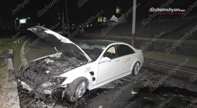 Ռուսական եկեղեցու մոտ «Mercedes»-ը կոտրել է ցուցանակն ու հայտնվել ճանապարհի մեջտեղում. Shamshyan