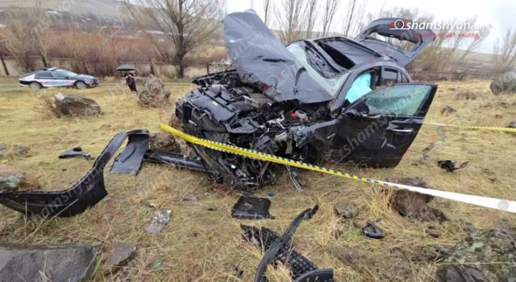 «Mercedes»-ը, «Չայնիի» ոլորաններում մոտ 100 մետր գլորվելով, բախվել է քարերին ու հայտնվել ձորում. Shamshyan